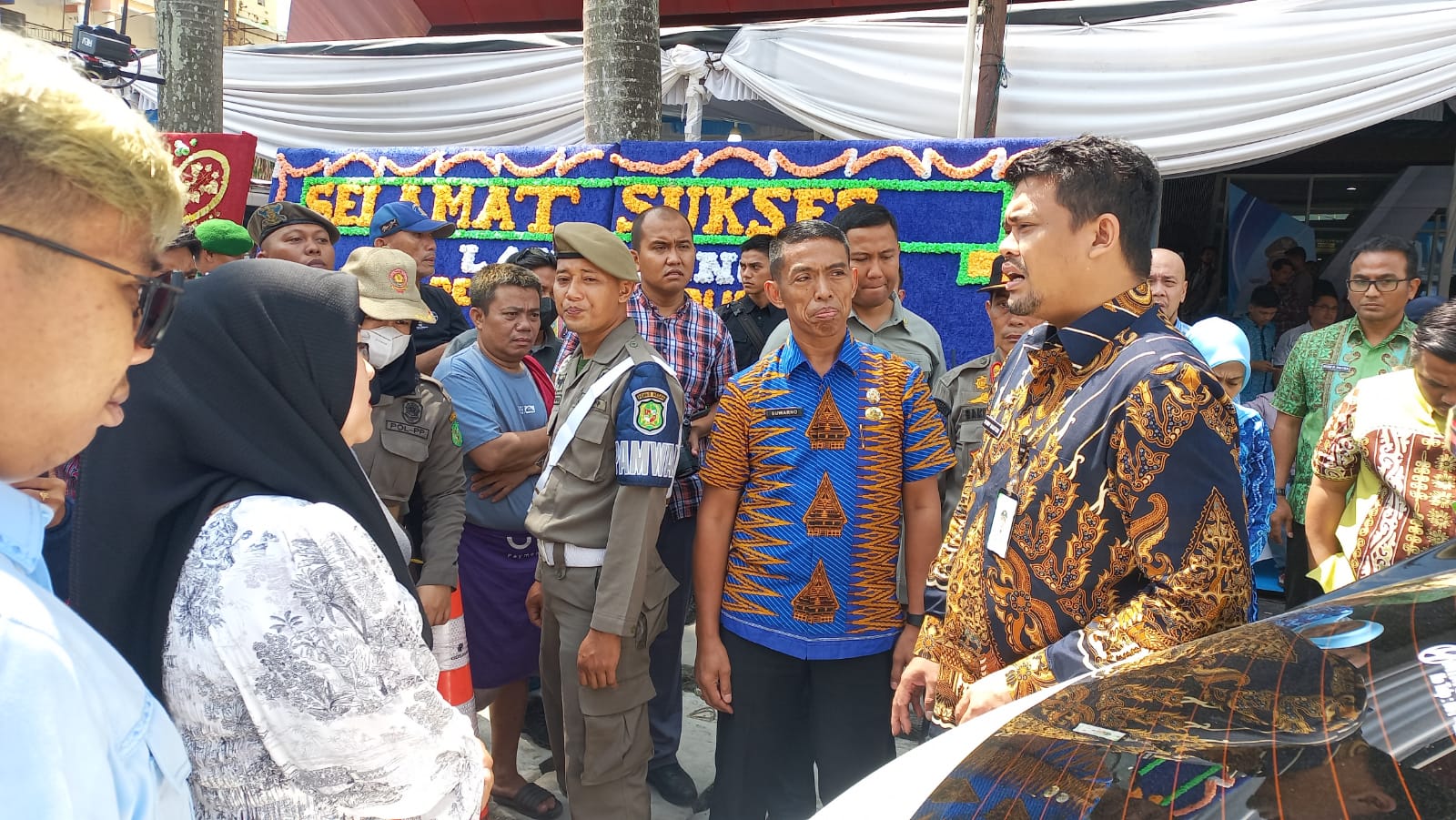 Wali Kota Medan Bobby Nasution didampingi Dirut PUD Pasar Medan saat di Pasar Peringgan. BP/erwan