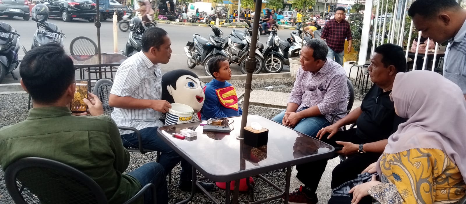Tim pembinaan dan penanganan Pemko Padangsidimpuan saat melakukan razia pengemis berkedok Badut Anak di Kota Padangsidimpuan, Sabtu (27/1-24). Foto : BP/Ist