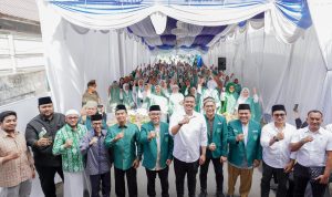 Wali Kota Medan Bobby Nasution foto bersama saat acara sukuran penabalan nama dua jalan. BP/erwan