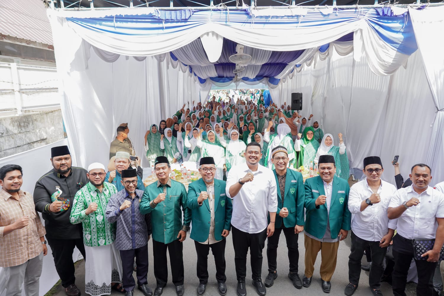 Wali Kota Medan Bobby Nasution foto bersama saat acara sukuran penabalan nama dua jalan. BP/erwan