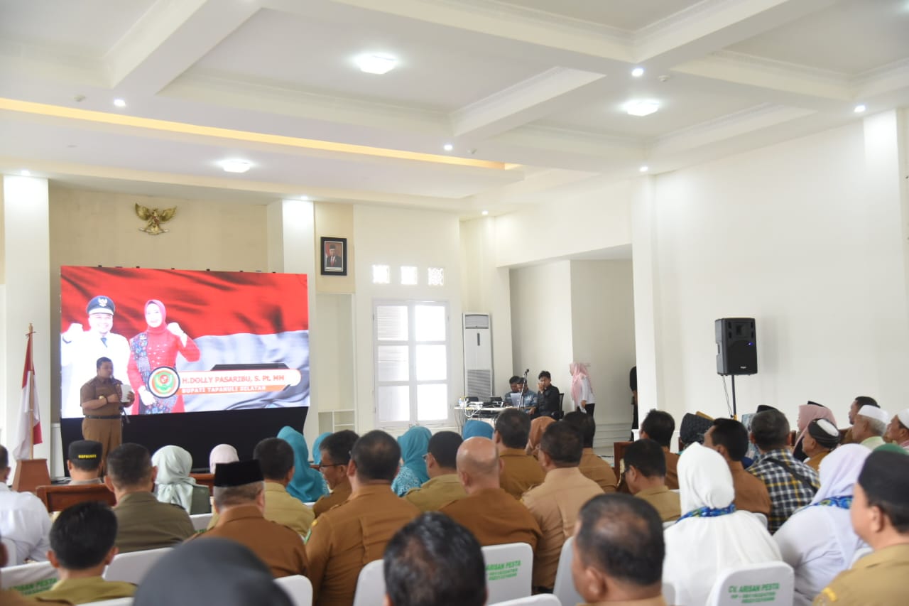 Bupati Tapsel Dolly Pasaribu saat Monev Pemilu 2024 di Kelurahan Hutasuhut Kecamatan Sipirok, Selasa (30/1-24).BP/Ist.