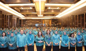 Ketua TP PKK Tapsel Ny Rosalina Dolly Pasaribu foto bersama saat mengikuti Pelatihan dan Workshop Pokja PKK di Medan, Senin (29/1-24). Foto : BP/Ist