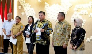 Pimpinan rapat dan peserta rapat berfoto bersama.(istimewa)