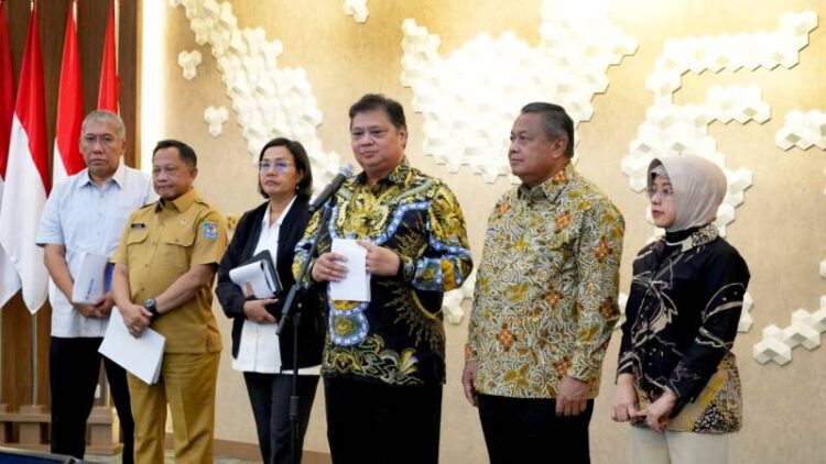 Pimpinan rapat dan peserta rapat berfoto bersama.(istimewa)