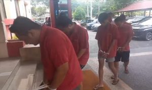 Pelaku ketika diamankan petugas kepolisian.(istimewa)