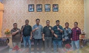 Plt Sekdako Padangsidimpuan Roni Gunawan Rambe bersama Pejabat lainnya saat kunjungan kepada Ketua DPRD Siwan Siswanto di Ruang Kerja Ketua DPRD, Jum'at (5/1-24). Foto : BP/Ist