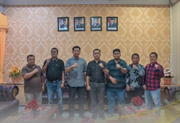 Plt Sekdako Padangsidimpuan Roni Gunawan Rambe bersama Pejabat lainnya saat kunjungan kepada Ketua DPRD Siwan Siswanto di Ruang Kerja Ketua DPRD, Jum'at (5/1-24). Foto : BP/Ist
