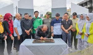 Pj Wali Kota Padangsidimpuan, Letnan Dalimunthe saat menandatangani Batu Prasasti tanda peresmian pemungsian kembali Alaman Bolak Padang Nadimpu, Minggu (7/1-24). Foto : AA/Ist