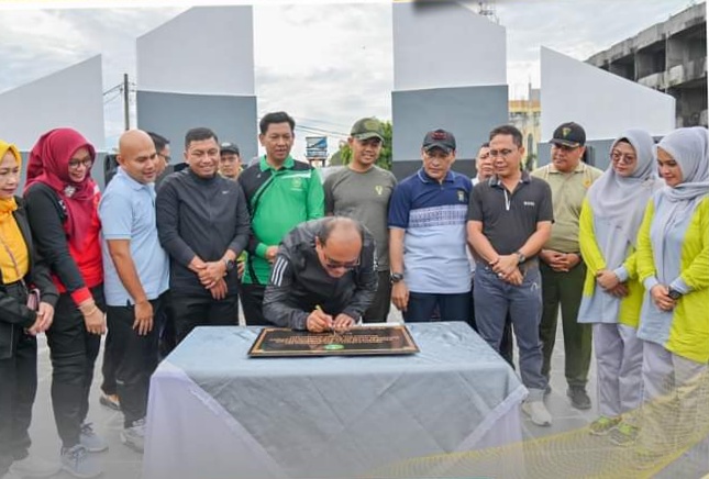 Pj Wali Kota Padangsidimpuan, Letnan Dalimunthe saat menandatangani Batu Prasasti tanda peresmian pemungsian kembali Alaman Bolak Padang Nadimpu, Minggu (7/1-24). Foto : AA/Ist