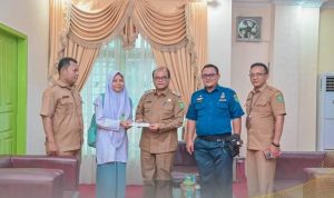 Pj Wali Kota Dr H Letnan Dalimunthe SKM, MKes saat menerima kunjungan Atlet SAC di ruang kerja Wali Kota, Selasa (9/1-24). Foto : BP/Ist