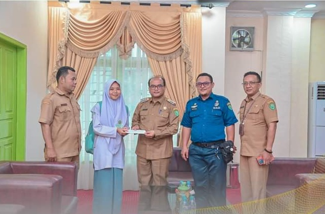 Pj Wali Kota Dr H Letnan Dalimunthe SKM, MKes saat menerima kunjungan Atlet SAC di ruang kerja Wali Kota, Selasa (9/1-24). Foto : BP/Ist