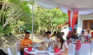 Bupati Gunungkidul, Sunaryanta bersama Ketua umum Partai Solidaritas Indonesia (PSI), Kaesang Pangarep dan istrinya, Erina Gudono makan bersama di kediaman Bupati Gunungkidul, Minggu (14/1/2024). (KOMPAS.com/Rahel)