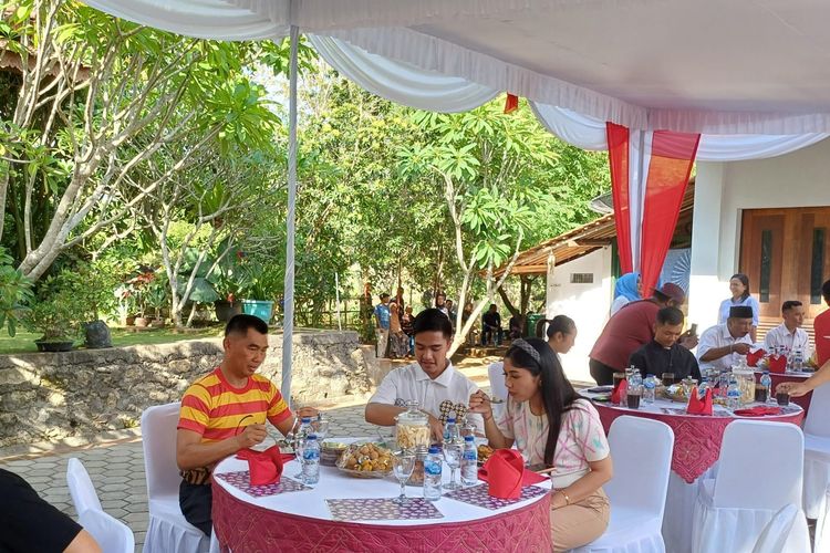 Bupati Gunungkidul, Sunaryanta bersama Ketua umum Partai Solidaritas Indonesia (PSI), Kaesang Pangarep dan istrinya, Erina Gudono makan bersama di kediaman Bupati Gunungkidul, Minggu (14/1/2024). (KOMPAS.com/Rahel)