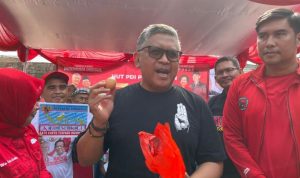 Sekretaris Jenderal PDIP Hasto Kristiyanto menyapa masyarakat di kawasan Rumah Susun Tanah Tinggi, Senen, Jakarta. (ANTARA/Narda Margaretha Sinambela)