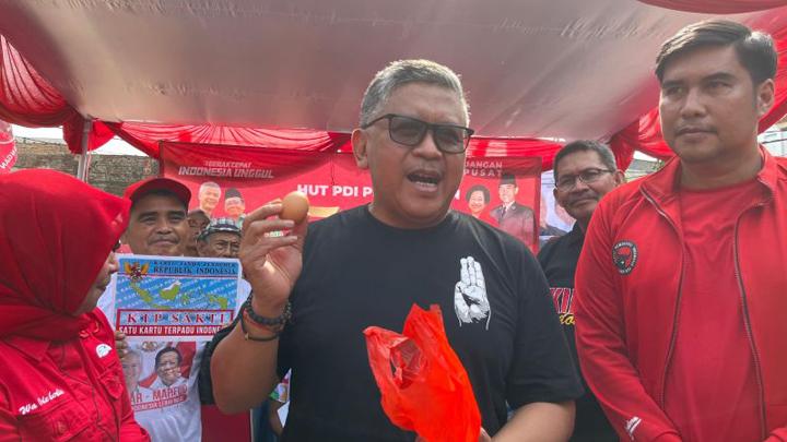 Sekretaris Jenderal PDIP Hasto Kristiyanto menyapa masyarakat di kawasan Rumah Susun Tanah Tinggi, Senen, Jakarta. (ANTARA/Narda Margaretha Sinambela)