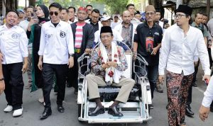 Calon Wakil Presiden nomor urut 03, Mahfud MD, melakukan ziarah ke makam syarifah Almababah Khadijah atau yang dikenal sebagai Mbah Ratu Ayu di Bangil, Pasuruan, Jawa Timur, Jumat 12 Januari 2024. DOK. FOTO/TPN Ganjar-Mahfud
