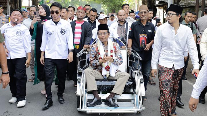 Calon Wakil Presiden nomor urut 03, Mahfud MD, melakukan ziarah ke makam syarifah Almababah Khadijah atau yang dikenal sebagai Mbah Ratu Ayu di Bangil, Pasuruan, Jawa Timur, Jumat 12 Januari 2024. DOK. FOTO/TPN Ganjar-Mahfud