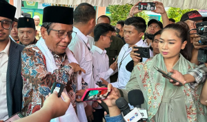 Cawapres nomor urut 3 Mahfud MD (kiri) saat memberikan keterangan usai mengunjungi Pondok Pesantren Darut Tauhid Canga'an Bangil di Kabupaten Pasuruan, Jawa Timur, Jumat (12/1/2024). (ANTARA/Rio Feisal)