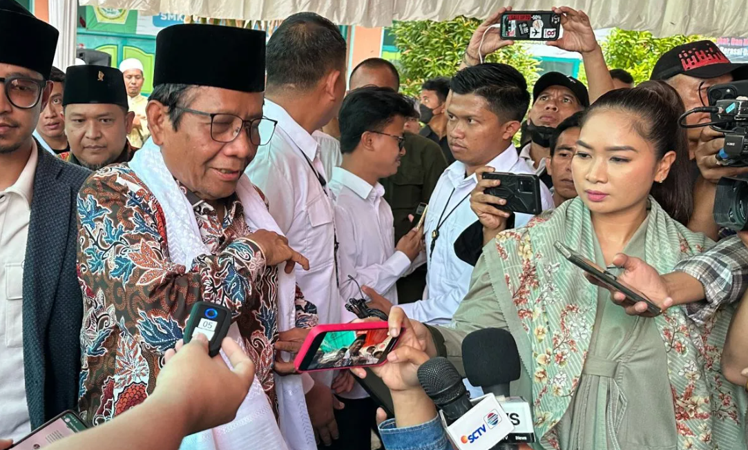 Cawapres nomor urut 3 Mahfud MD (kiri) saat memberikan keterangan usai mengunjungi Pondok Pesantren Darut Tauhid Canga'an Bangil di Kabupaten Pasuruan, Jawa Timur, Jumat (12/1/2024). (ANTARA/Rio Feisal)