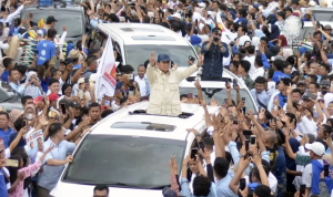 Calon presiden nomor urut 2 Prabowo Subianto menyapa relawan saat menghadiri kampanye dan konsolidasi pemenangan Prabowo-Gibran di Kota Bandar Lampung, Lampung, Kamis (11/1/2024). (ANTARA FOTO/ Ardiansyah)