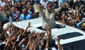 Calon presiden nomor urut 2 Prabowo Subianto saat menyapa relawan dalam konsolidasi pemenangan Prabowo-Gibran di Kota Bengkulu, Bengkulu, Kamis (11/1/2024). (ANTARA FOTO/Muhammad Izfaldi/nz)