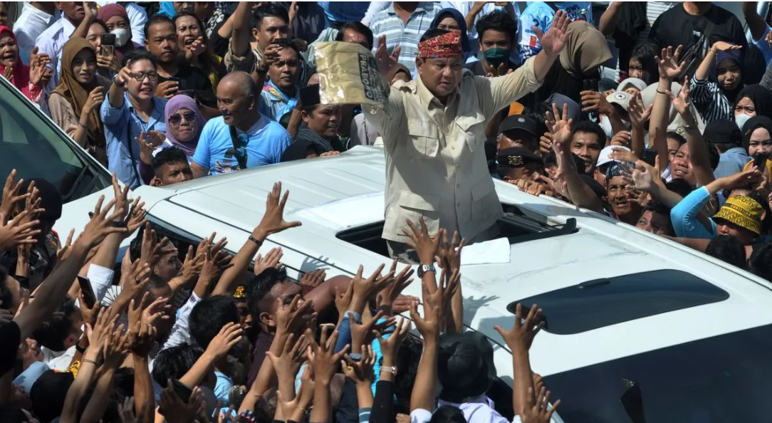 Calon presiden nomor urut 2 Prabowo Subianto saat menyapa relawan dalam konsolidasi pemenangan Prabowo-Gibran di Kota Bengkulu, Bengkulu, Kamis (11/1/2024). (ANTARA FOTO/Muhammad Izfaldi/nz)