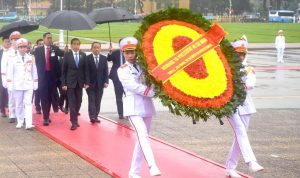 Presiden Jokowi mengunjungi Monumen Pahlawan Nasional Vietnam dan Mausoleum Ho Chi Minh di Hanoi, Vietnam, Jumat (12/01/2024). (Foto: BPMI Setpres) Read more: https://setkab.go.id/presiden-jokowi-kunjungi-monumen-pahlawan-dan-mausoleum-ho-chi-minh-di-hanoi/