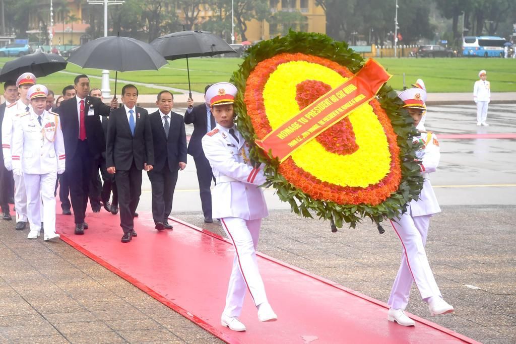 Presiden Jokowi mengunjungi Monumen Pahlawan Nasional Vietnam dan Mausoleum Ho Chi Minh di Hanoi, Vietnam, Jumat (12/01/2024). (Foto: BPMI Setpres) Read more: https://setkab.go.id/presiden-jokowi-kunjungi-monumen-pahlawan-dan-mausoleum-ho-chi-minh-di-hanoi/