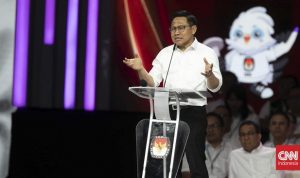 Calon wakil presiden nomor urut 1 Muhaimin Iskandar mengatakan penghormatan untuk masyarakat adat tak cukup hanya lewat pakaian adat saat 17 Agustus. (CNN Indonesia/Adi Ibrahim)