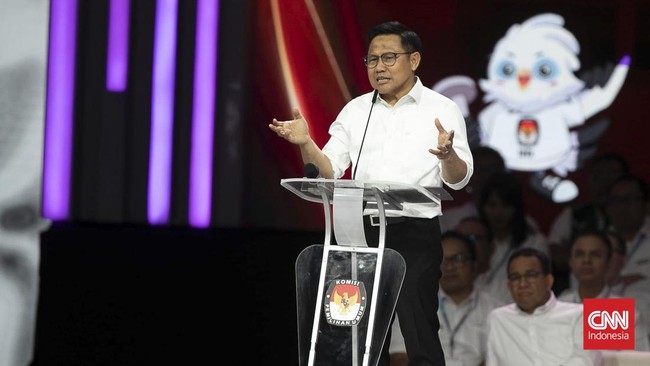 Calon wakil presiden nomor urut 1 Muhaimin Iskandar mengatakan penghormatan untuk masyarakat adat tak cukup hanya lewat pakaian adat saat 17 Agustus. (CNN Indonesia/Adi Ibrahim)