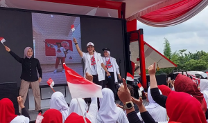 Istri capres nomor urut 3 Ganjar Pranowo, Siti Atikoh Supriyanti (kiri), melakukan flashmob bersama ribuan kader penggerak posyandu di Kota Palembang, Sumatera Selatan, Jumat (12/1/2024). (Dok. HO-TPN GPMD)
