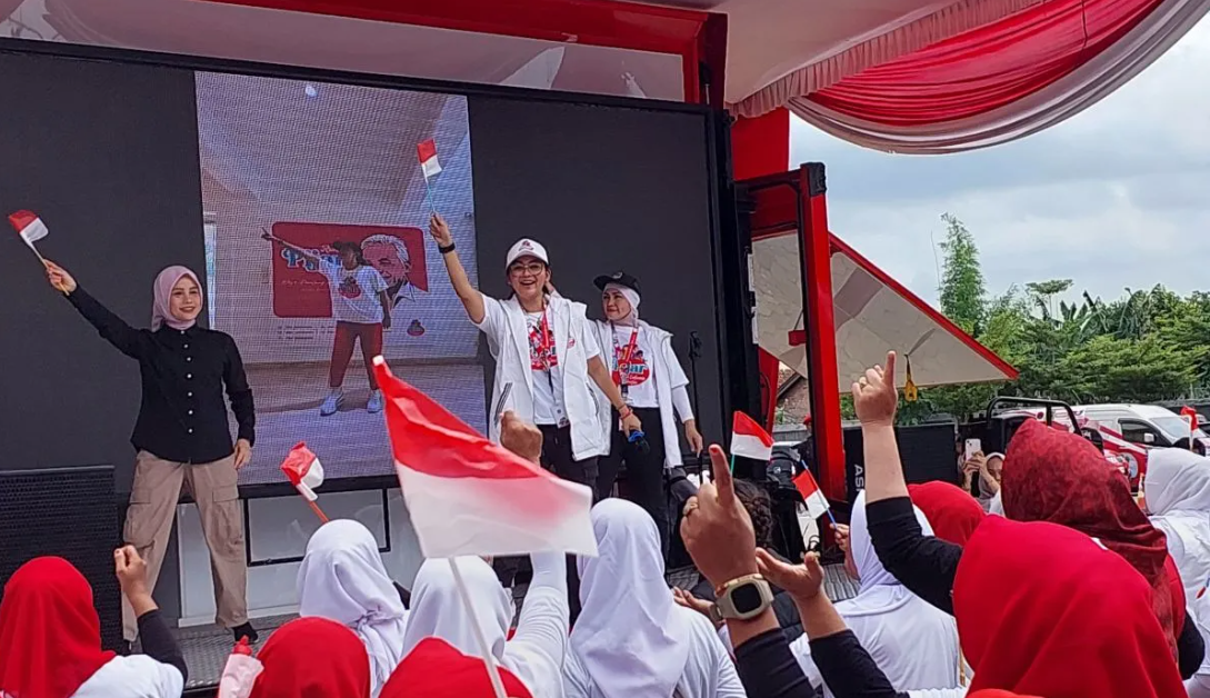Istri capres nomor urut 3 Ganjar Pranowo, Siti Atikoh Supriyanti (kiri), melakukan flashmob bersama ribuan kader penggerak posyandu di Kota Palembang, Sumatera Selatan, Jumat (12/1/2024). (Dok. HO-TPN GPMD)