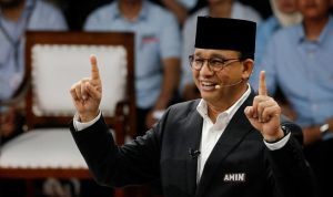 Anies Baswedan respons netizen yang melontarkan ancaman penembakan terhadap dirinya jelang Pilpres 2024. (REUTERS/AJENG DINAR ULFIANA)