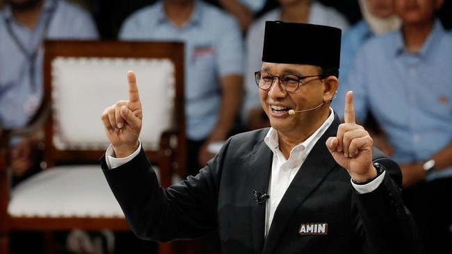 Anies Baswedan respons netizen yang melontarkan ancaman penembakan terhadap dirinya jelang Pilpres 2024. (REUTERS/AJENG DINAR ULFIANA)
