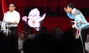 Cawapres nomor urut 2 Gibran Rakabuming Raka (kanan) menyampaikan pandangannya saat Debat Keempat Pilpres 2024 di Jakarta Convention Center (JCC), Jakarta, Minggu (21/1/2024). Debat Keempat Pilpres 2024 mengangkat tema terkait pembangunan berkelanjutan, sumber daya alam, lingkungan hidup, energi, pangan, agraria, masyarakat adat dan desa. (ANTARA FOTO/M RISYAL HIDAYAT)
