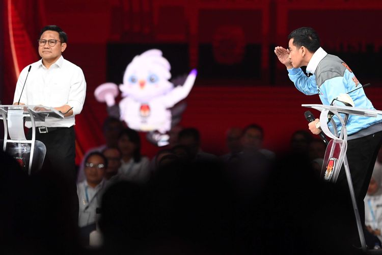 Cawapres nomor urut 2 Gibran Rakabuming Raka (kanan) menyampaikan pandangannya saat Debat Keempat Pilpres 2024 di Jakarta Convention Center (JCC), Jakarta, Minggu (21/1/2024). Debat Keempat Pilpres 2024 mengangkat tema terkait pembangunan berkelanjutan, sumber daya alam, lingkungan hidup, energi, pangan, agraria, masyarakat adat dan desa. (ANTARA FOTO/M RISYAL HIDAYAT)