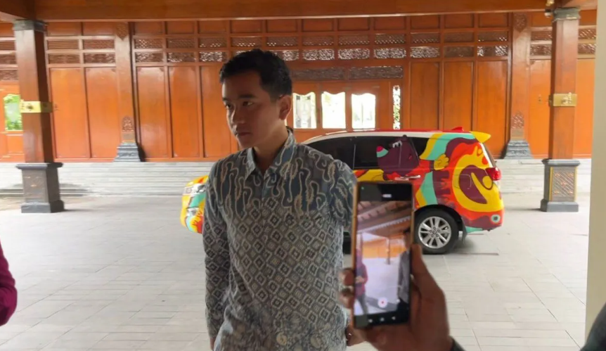 Wali Kota Surakarta Gibran Rakabuming Raka saat memberikan keterangan di Kota Surakarta, Jawa Tengah, Kamis (18/1/2024). (ANTARA/Aris Wasita)