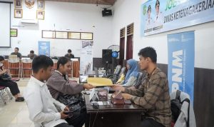 Beberapa warga Medan saat mendaftar lowongan pekerjaan di event Job Fair. BP/erwan