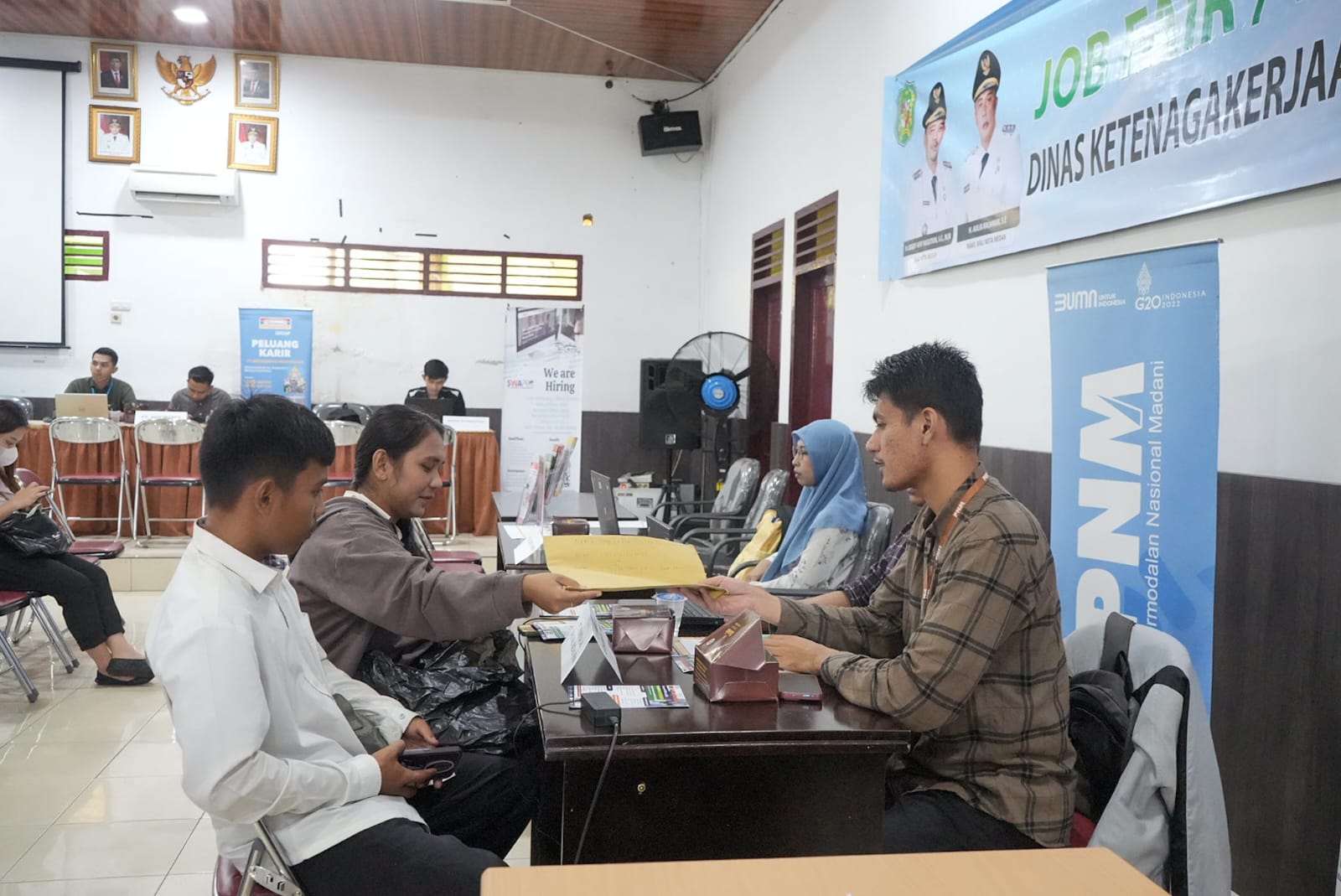 Beberapa warga Medan saat mendaftar lowongan pekerjaan di event Job Fair. BP/erwan