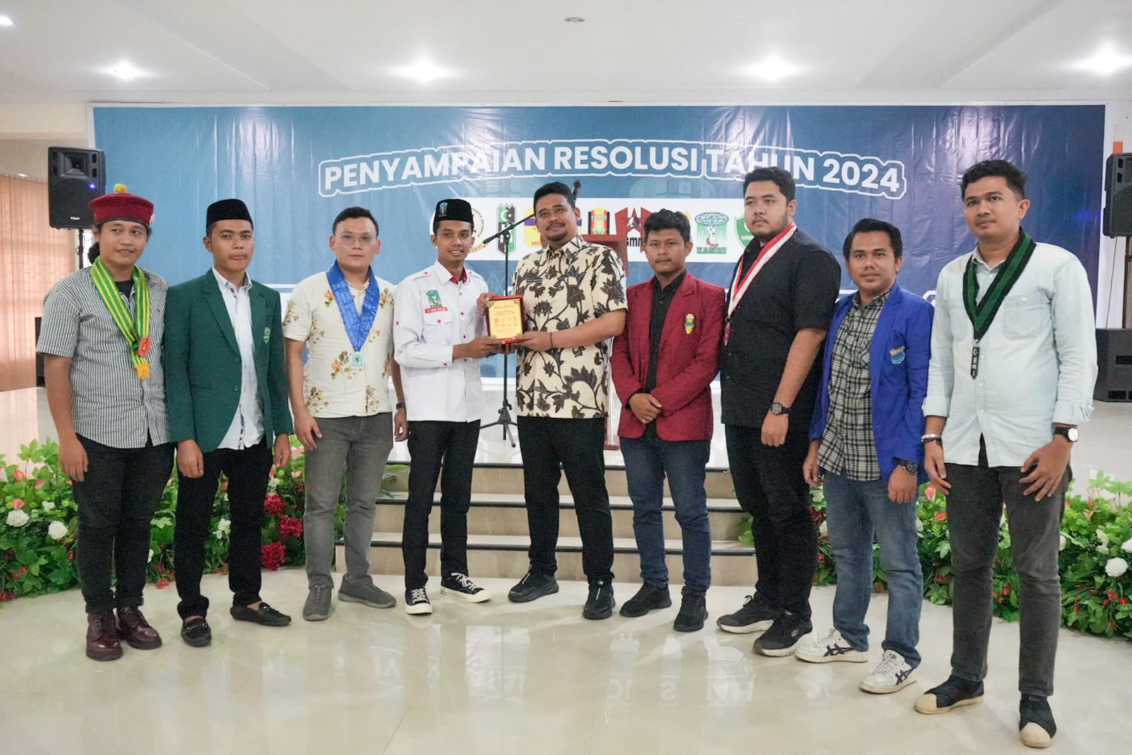 Walikota Medan Bobby Nasution foto bersama saat acara Resolusi Cipayung Plus Kota Medan di USU Medan, Kamis (11/1/2024). BP/erwan