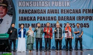 Sekda Medan Wiriya Alrahman foto bersama saat acara Konsultasi Publik RPJPD di Medan, Jumat (12/1/2024).BP/erwan