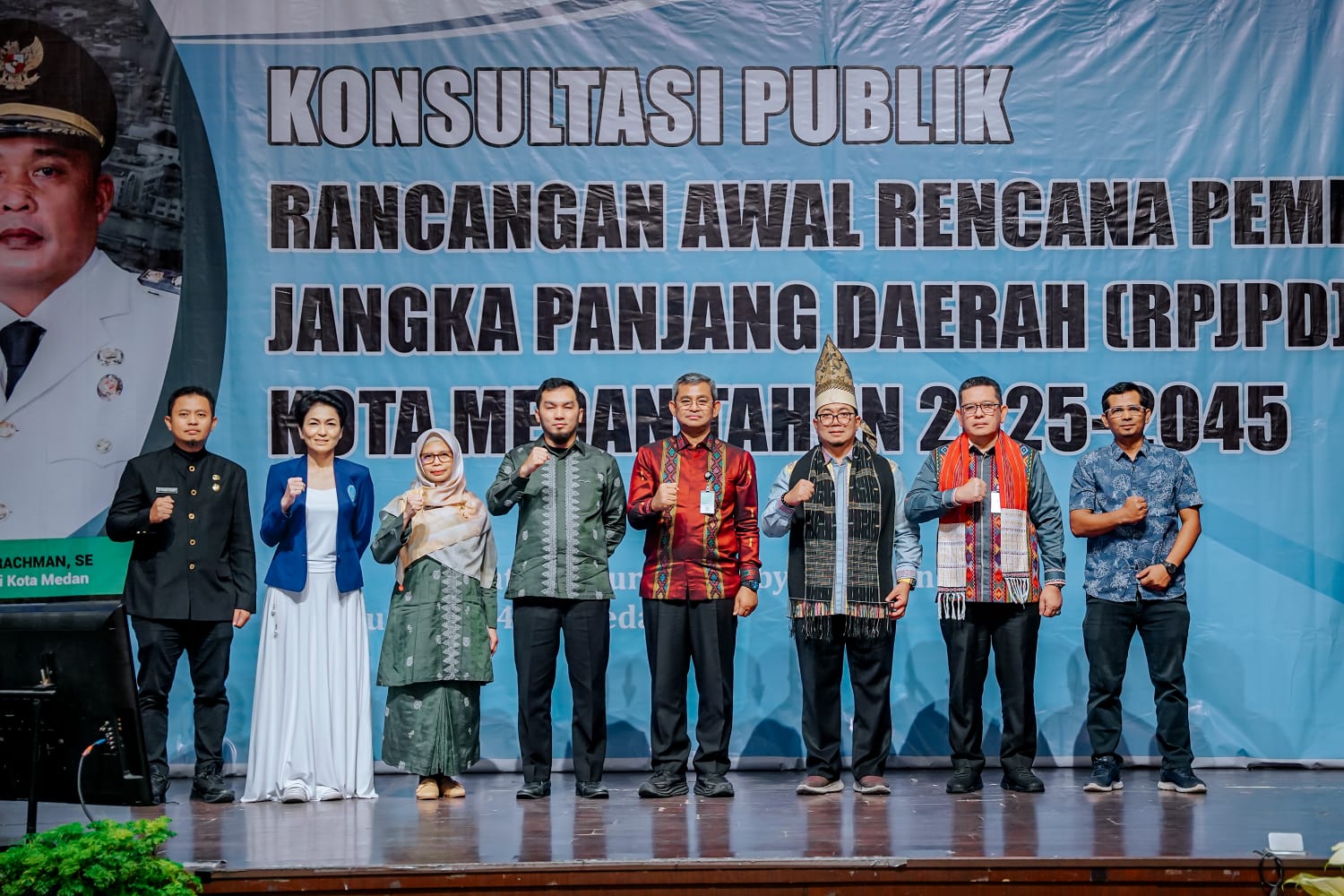 Sekda Medan Wiriya Alrahman foto bersama saat acara Konsultasi Publik RPJPD di Medan, Jumat (12/1/2024).BP/erwan