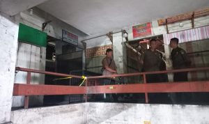 Dirut PUD Pasar Medan Suwarno saat meninjau lokasi kebakaran Lantai 2 Pasar Pusat Pasar Medan. BP/erwan