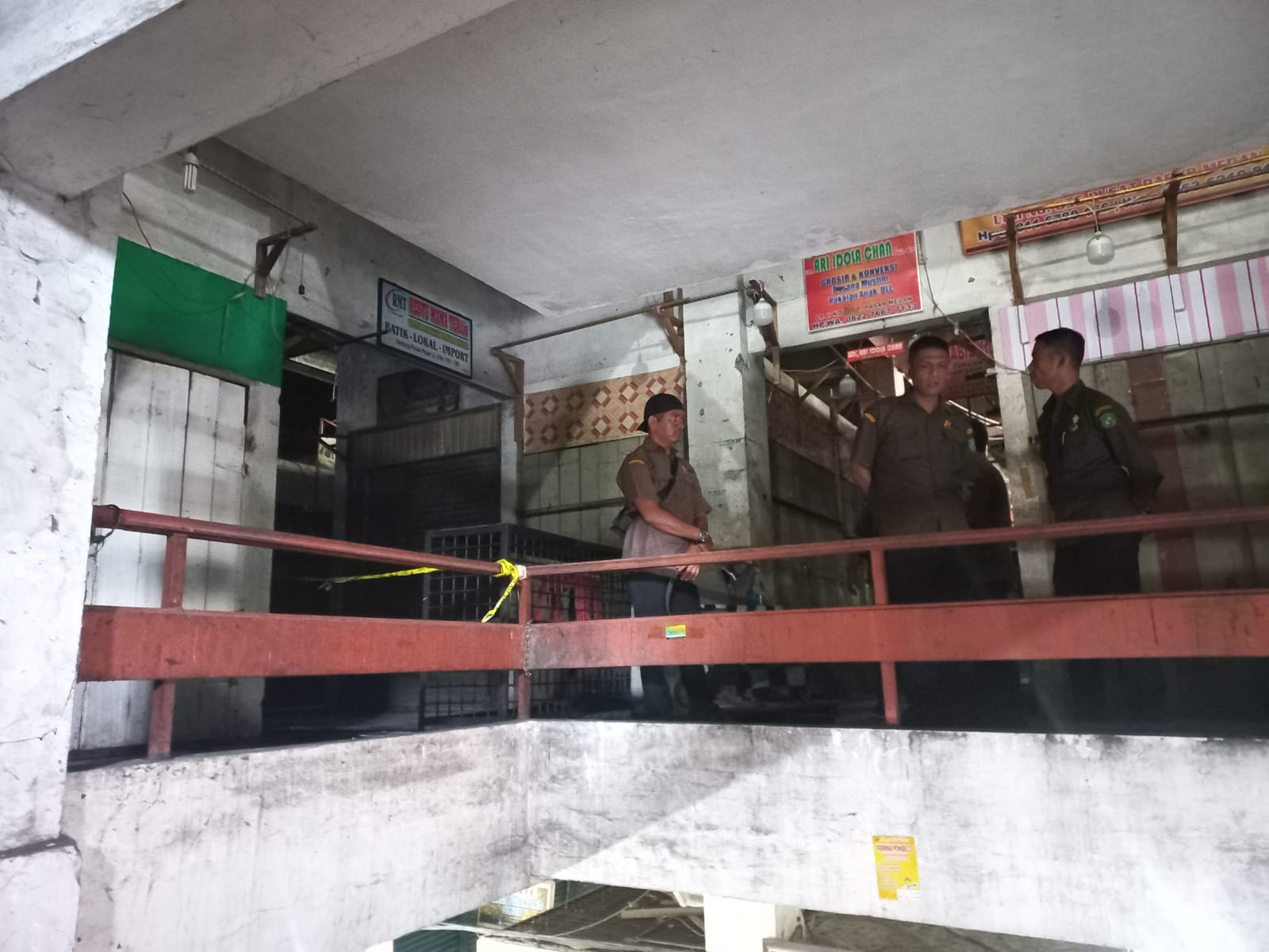 Dirut PUD Pasar Medan Suwarno saat meninjau lokasi kebakaran Lantai 2 Pasar Pusat Pasar Medan. BP/erwan
