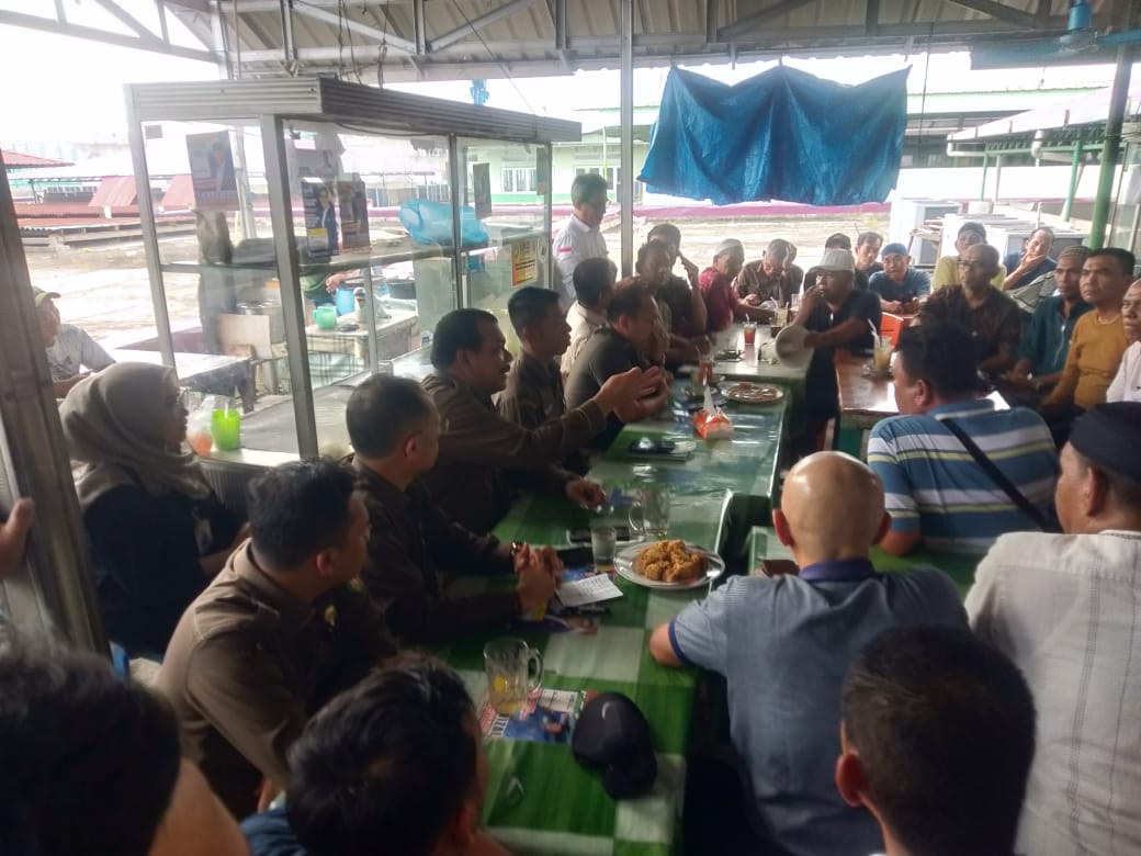 Pertemuan antara jajaran Direksi PUD Pasar Medan dengan tokoh pedagang dan pedagang di Lantai 4 Pasar Pusat Pasar Medan, Senin (15/1/2024) Sore. BP/erwan