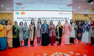 Ny Kahyang Ayu foto bersama saat mengunjungi Kelurahan Padang Bulan (PB) Selayang 2. BP/erwan