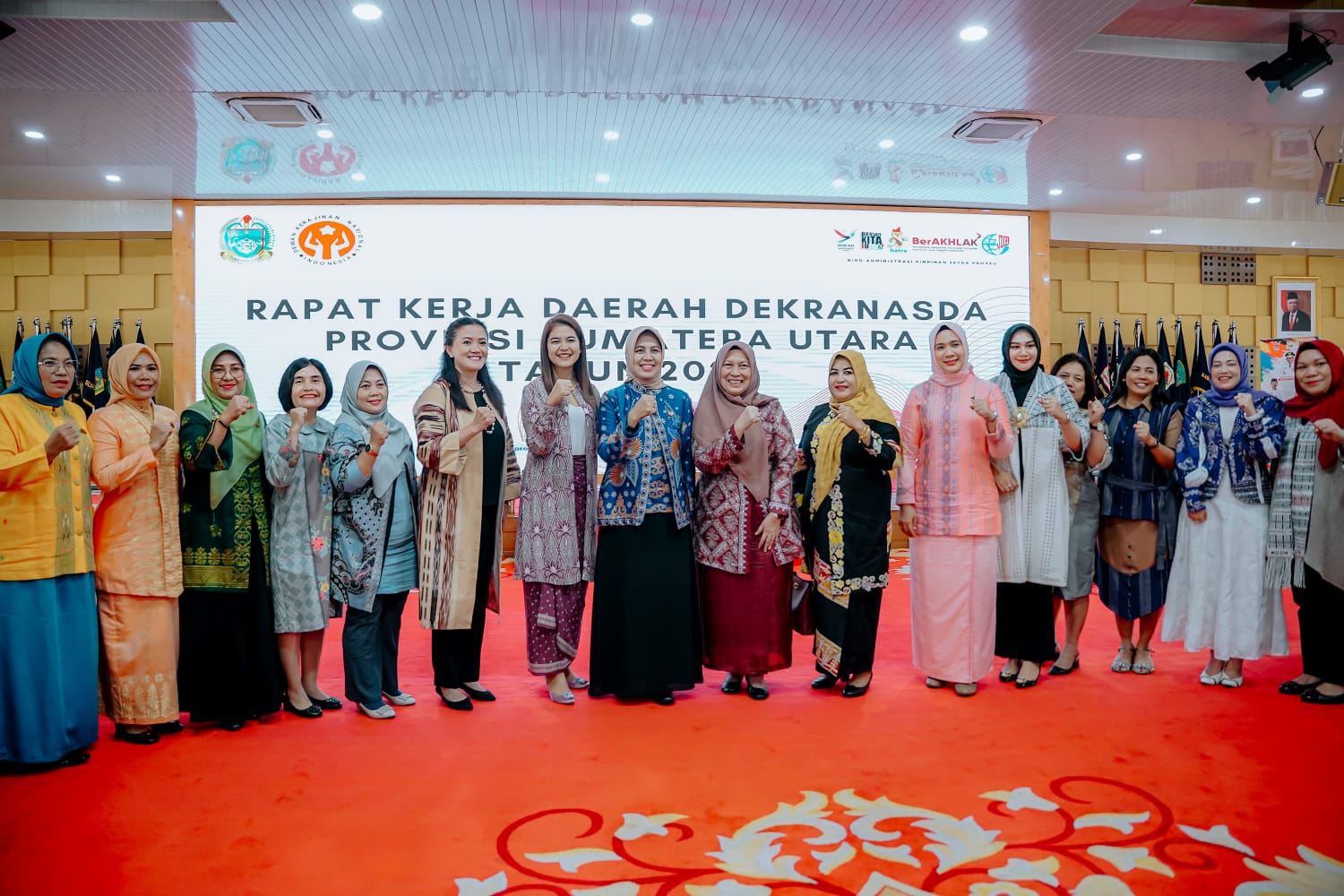 Ny Kahyang Ayu foto bersama saat mengunjungi Kelurahan Padang Bulan (PB) Selayang 2. BP/erwan
