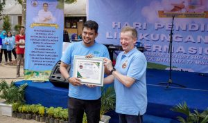 Wali Kota Medan Bobby Nasution saat menerima penghargaan. BP/erwan
