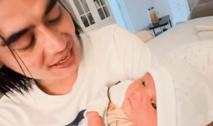 Papa-Siaga-Charly-Van-Houten-Memukau-Netizen-dengan-Kelucuan-Baby-Shakti.htm