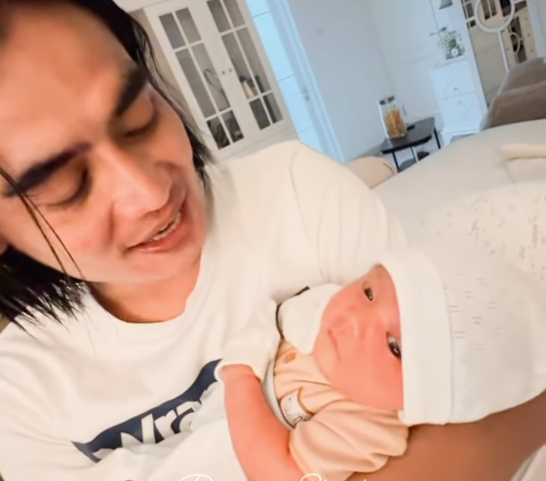 Papa-Siaga-Charly-Van-Houten-Memukau-Netizen-dengan-Kelucuan-Baby-Shakti.htm